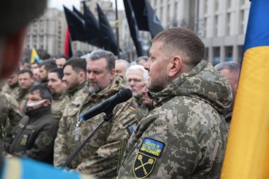 KYIV, UKRAINE - Mar. 10, 2023: Ukrayna Silahlı Kuvvetleri Generali Valerii Zaluzhnyi, Da Vinci olarak bilinen Ukrayna Kahramanı Dmytro Kotsiubailo 'nun tabutuna veda etti.