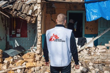 KHERSON, UKRAINE - Mar. 09, 2023: Sınır Tanımayan Doktorlar (MSF) gönüllüleri Kherson 'un varoşlarındaki yıkılmış bir evi inceliyor