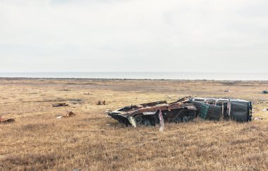 Kherson yakınlarındaki Dinyeper sel sahasındaki Rus askeri teçhizatının görüntüsü.