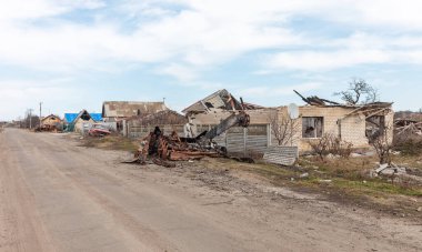 Yıkılmış askeri teçhizat ve hasarlı sivil araçlar yol boyunca görülürken, Kherson bölgesinde tamamen yıkılmış evler görülüyor.