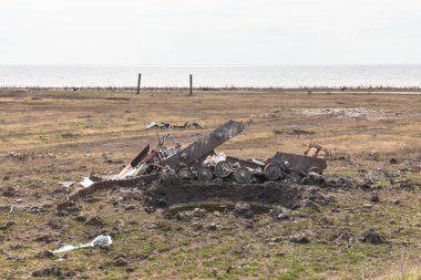 Kherson yakınlarındaki Dinyeper sel sahasında Rus işgalcilerin askeri teçhizatını yok eden bir bombanın patlamasından bir krater görülebilir.
