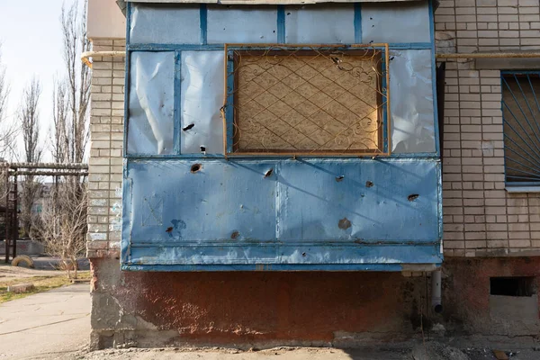 Blick Auf Einen Durch Granatsplitter Beschädigten Balkon Einer Wohnung — Stockfoto