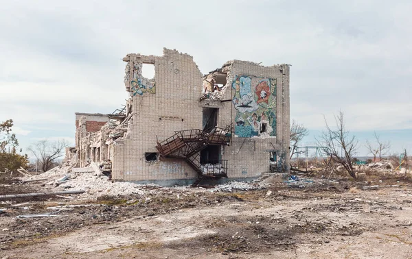 Stock image A view of the school in Kherson reg, completely destroyed by the Russian invading army