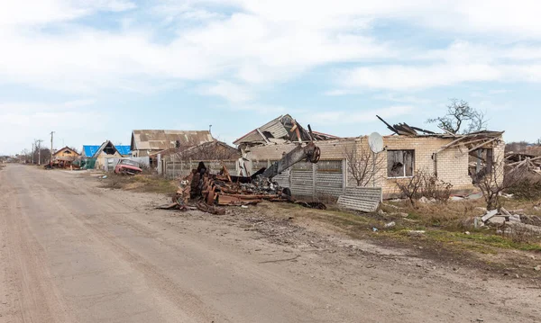 在Kherson地区 沿路可见被毁的军事装备和被毁的民用车辆 房屋被完全摧毁 — 图库照片