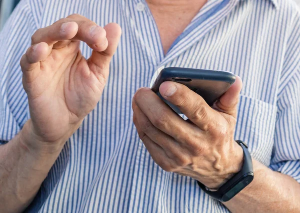 Пожилой Человек Держит Руках Мобильный Телефон Грызущими Ногтями Крупный План — стоковое фото