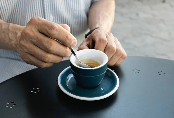 Lifestyle Concept Een Oudere Man Die Koffie Drinkt Een Café — Stockfoto