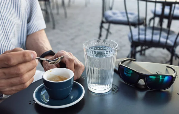 生活方式的概念 一位老年人在工作前的凌晨 在室外咖啡店喝浓缩咖啡 — 图库照片