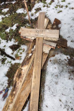IZIUM, UKRAINE - Mar. 03, 2023: Toplu mezarlardan gelen haçlar karda istiflenmiş olarak görülebilir