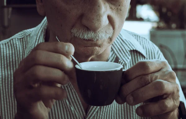 ライフスタイルの概念 仕事の前の朝早くに屋外のカフェでエスプレッソコーヒーを飲む老人 — ストック写真
