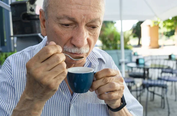ライフスタイルの概念 仕事の前の朝早くに屋外のカフェでエスプレッソコーヒーを飲む老人 — ストック写真