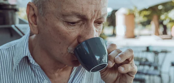 生活方式的概念 一位老年人在工作前的凌晨 在室外咖啡店喝浓缩咖啡 — 图库照片