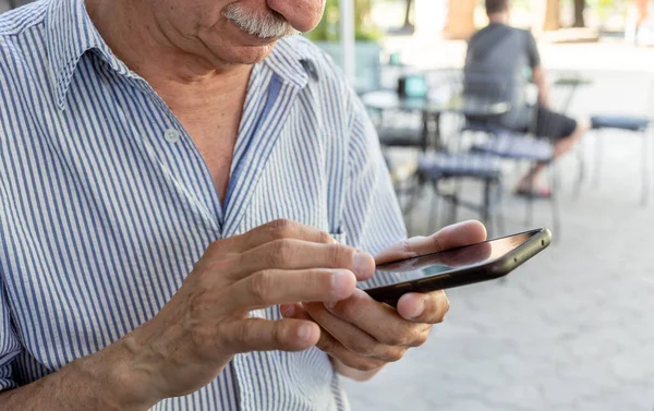 Uomo Anziano Tiene Mano Cellulare Con Unghie Rosicchiate Immagine Ravvicinata — Foto Stock