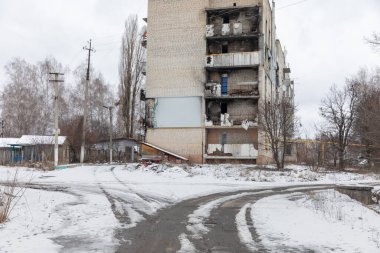 Patlama hasarlı apartman bloğu Stary Saltiv, Kharkiv bölgesinde görüldü