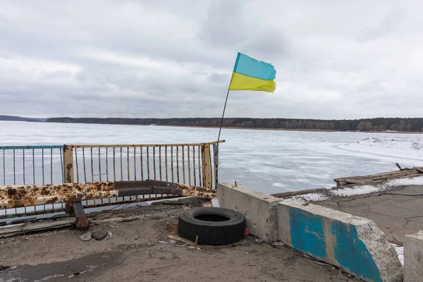 在哈尔科夫地区Staryi Saltiv的Siverskyi Donets河上被战争破坏的桥梁上可以看到乌克兰国旗 — 图库照片