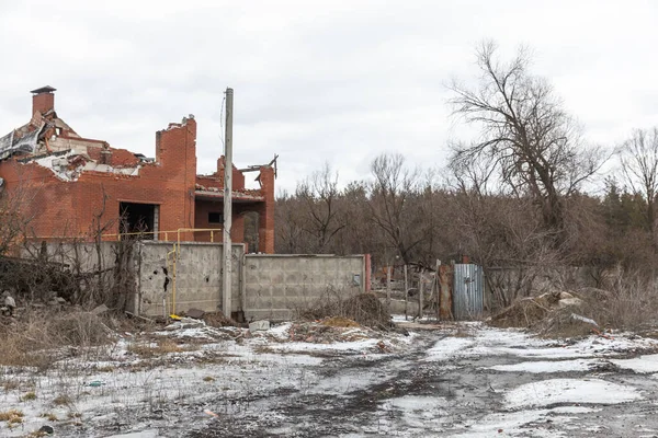 Zniszczony Budynek Mieszkalny Wyniku Wielokrotnego Ostrzału Widzianego Wiosce Ruski Tyshky — Zdjęcie stockowe