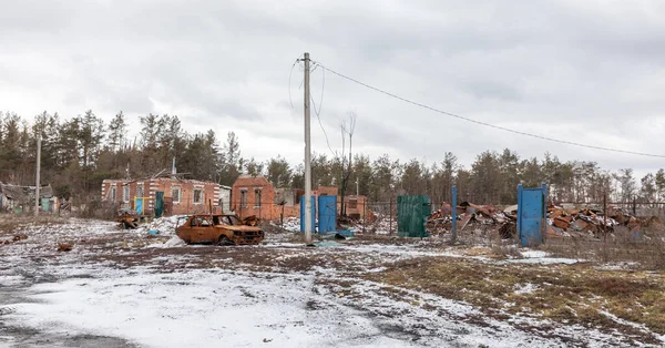 Widok Ulicę Całkowicie Zniszczonych Domów Mieszkalnych Spalony Samochód Miejscowości Ruski — Zdjęcie stockowe