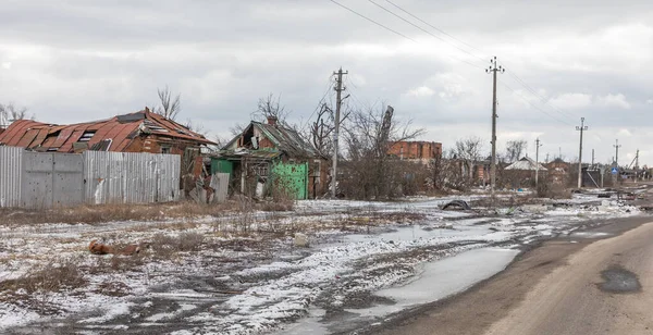Κατεστραμμένα Σπίτια Φαίνονται Κατά Μήκος Ενός Δρόμου Στο Χωριό Ruski — Φωτογραφία Αρχείου