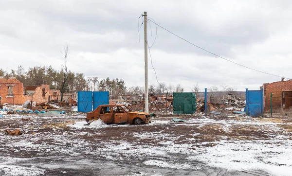 哈尔科夫地区Ruski Tyshky村一条被完全摧毁的住宅和一辆被烧毁的汽车的街道的景观 — 图库照片