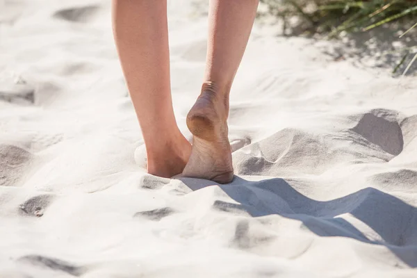 Gambe Nude Una Donna Che Cammina Sulla Sabbia Bianca Del — Foto Stock