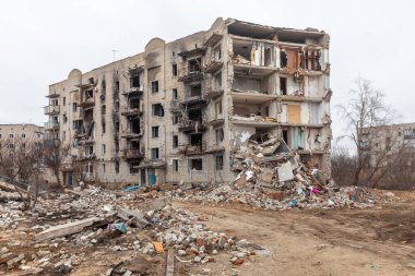 İzyum, Kharkiv Reg 'de roket yangınının yol açtığı patlamada yıkılan apartmanın görüntüsü. Ukrayna