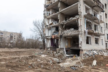 İzyum, Kharkiv Reg 'de roket yangınının yol açtığı patlamada yıkılan apartmanın görüntüsü. Ukrayna