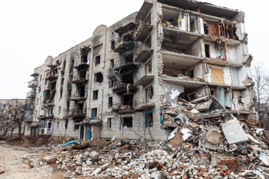 İzyum, Kharkiv Reg 'de roket yangınının yol açtığı patlamada yıkılan apartmanın görüntüsü. Ukrayna