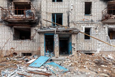 İzyum, Kharkiv Reg 'de roket yangınının yol açtığı patlamada yıkılan apartmanın görüntüsü. Ukrayna