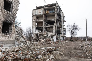 İzyum, Kharkiv Reg 'de roket yangınının yol açtığı patlamada yıkılan apartmanın görüntüsü. Ukrayna
