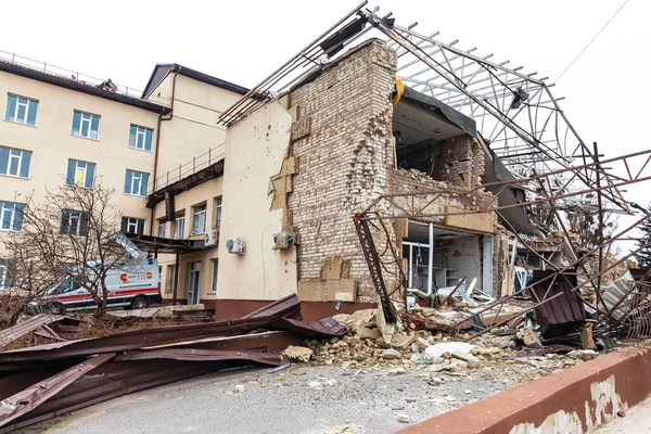 Izyum Ukraine Mar 2023 Utsikt Över Den Förstörda Akutvårdsbyggnaden Till — Stockfoto
