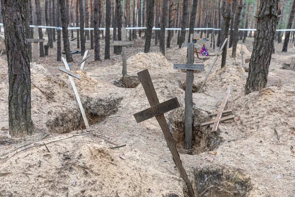 Изюм Украина Мар 2023 Кресты Замечены Месте Лесного Захоронения После — стоковое фото