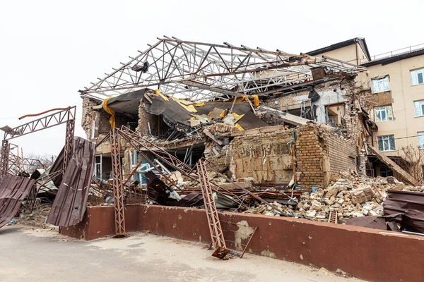 Widok Zniszczonego Budynku Pogotowia Medycznego Wyniku Rosyjskiego Pożaru Rakietowego Miasto — Zdjęcie stockowe