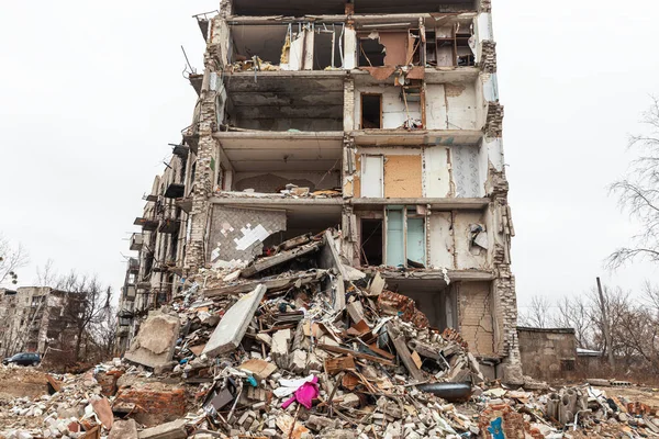 View Apartment Block Destroyed Explosion Caused Rocket Fire Izyum Kharkiv — Stock Photo, Image