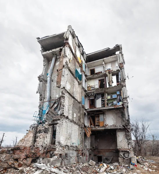 stock image View of an apartment block destroyed in an explosion caused by rocket fire in Izyum, Kharkiv reg. Ukraine