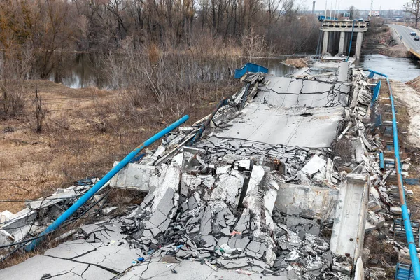 Veduta Del Ponte Distrutto Sul Fiume Vicino Izyum Nella Regione — Foto Stock