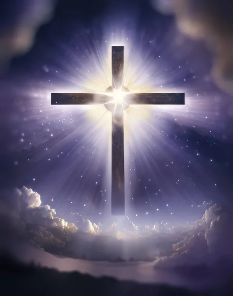 십자가가 빛나는 종교적 믿음의 하늘을 건너라 십자가 하늘에서 빛나네 — 스톡 사진