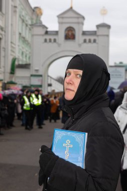 KYIV, UKRAINE - Mar. 31, 2023: Moskova Ukrayna Ortodoks Kilisesi mensupları Ukrayna 'nın başkenti Kyiv' deki Kyiv Pechersk Lavra manastırındaki bir kilisenin girişini kapattılar