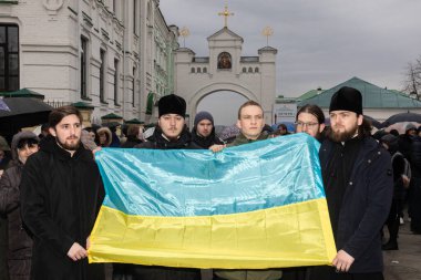 KYIV, UKRAINE - Mar. 31, 2023: Moskova Ukrayna Ortodoks Kilisesi mensupları Ukrayna 'nın başkenti Kyiv' deki Kyiv Pechersk Lavra manastırındaki bir kilisenin girişini kapattılar