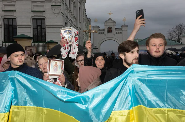 Kyiv Ukraine 2023年 2023年 ウクライナ正教会の信者がウクライナ キエフにあるキエフ ペチェルスク ラブラ修道院の教会への入り口を塞いでいる — ストック写真