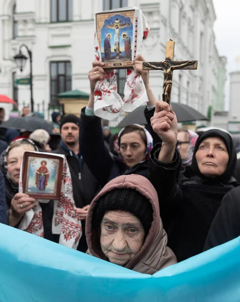 Kyiv Ukraine 2023年 2023年 ウクライナ正教会の信者がウクライナ キエフにあるキエフ ペチェルスク ラブラ修道院の教会への入り口を塞いでいる — ストック写真