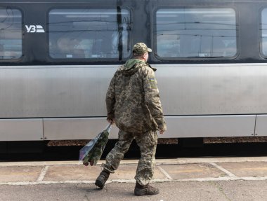 KRAMATORSK, UKRAINE - Nisan. 04, 2023: Kramatorsk 'taki tren istasyonu Ukrayna askerleri ve sevdikleri için kalıcı bir buluşma yeri haline geldi.