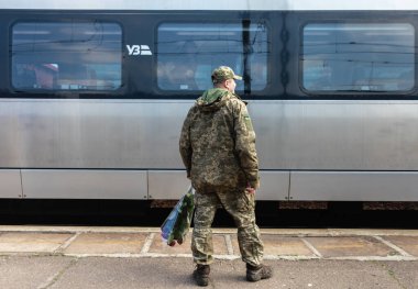 KRAMATORSK, UKRAINE - Nisan. 04, 2023: Kramatorsk 'taki tren istasyonu Ukrayna askerleri ve sevdikleri için kalıcı bir buluşma yeri haline geldi.