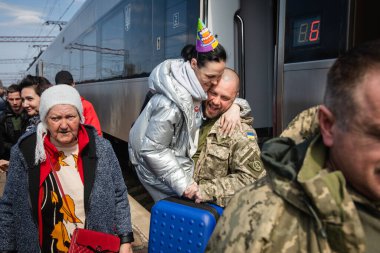 KRAMATORSK, UKRAINE - Nisan. 04, 2023: Kramatorsk 'taki tren istasyonu Ukrayna askerleri ve sevdikleri için kalıcı bir buluşma yeri haline geldi.
