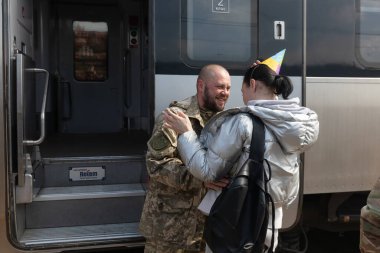 KRAMATORSK, UKRAINE - Nisan. 04, 2023: Kramatorsk 'taki tren istasyonu Ukrayna askerleri ve sevdikleri için kalıcı bir buluşma yeri haline geldi.