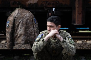 KRAMATORSK, UKRAINE - Nisan. 04, 2023: Kramatorsk 'taki tren istasyonu Ukrayna askerleri ve sevdikleri için kalıcı bir buluşma yeri haline geldi.