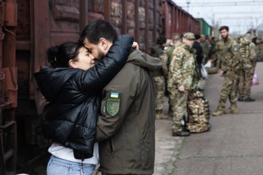 KRAMATORSK, UKRAINE - Nisan. 04, 2023: Kramatorsk 'taki tren istasyonu Ukrayna askerleri ve sevdikleri için kalıcı bir buluşma yeri haline geldi.
