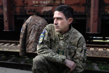 KRAMATORSK, UKRAINE - Nisan. 04, 2023: Kramatorsk 'taki tren istasyonu Ukrayna askerleri ve sevdikleri için kalıcı bir buluşma yeri haline geldi.