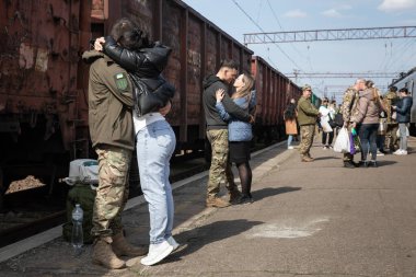 KRAMATORSK, UKRAINE - Nisan. 04, 2023: Kramatorsk 'taki tren istasyonu Ukrayna askerleri ve sevdikleri için kalıcı bir buluşma yeri haline geldi.