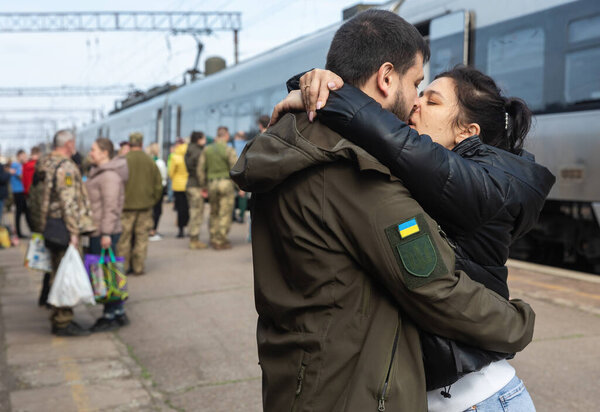 КРАМАТОРСК, УКРАИНА - Апрель. 04, 2023: Железнодорожный вокзал в Краматорске уже стал постоянным местом встречи украинских солдат и их близких.