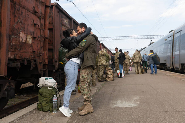 КРАМАТОРСК, УКРАИНА - Апрель. 04, 2023: Железнодорожный вокзал в Краматорске уже стал постоянным местом встречи украинских солдат и их близких.