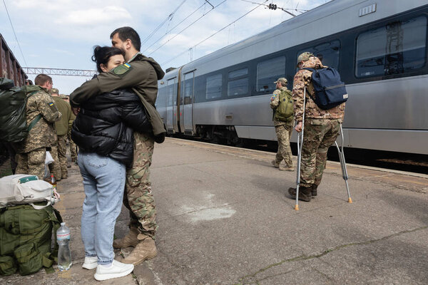КРАМАТОРСК, УКРАИНА - Апрель. 04, 2023: Железнодорожный вокзал в Краматорске уже стал постоянным местом встречи украинских солдат и их близких.